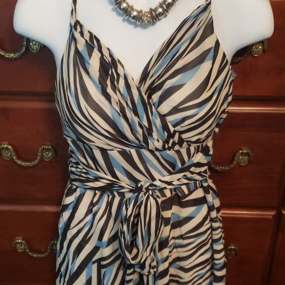 Gorgeous flowy Dress! - Picture 3 of 6